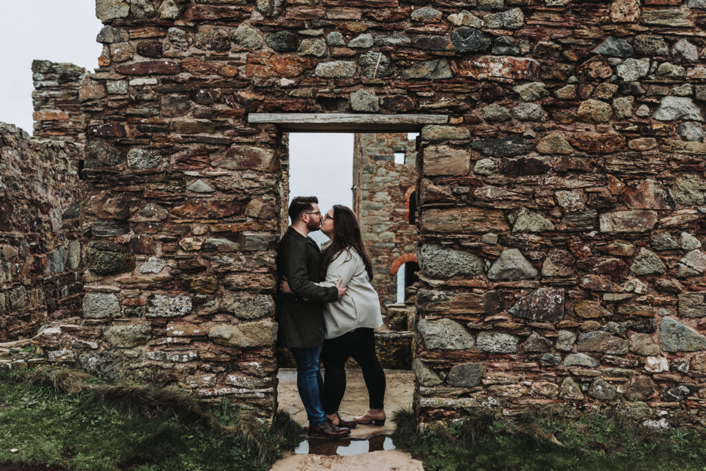 couple kissing at cornwall engagement photoshoot