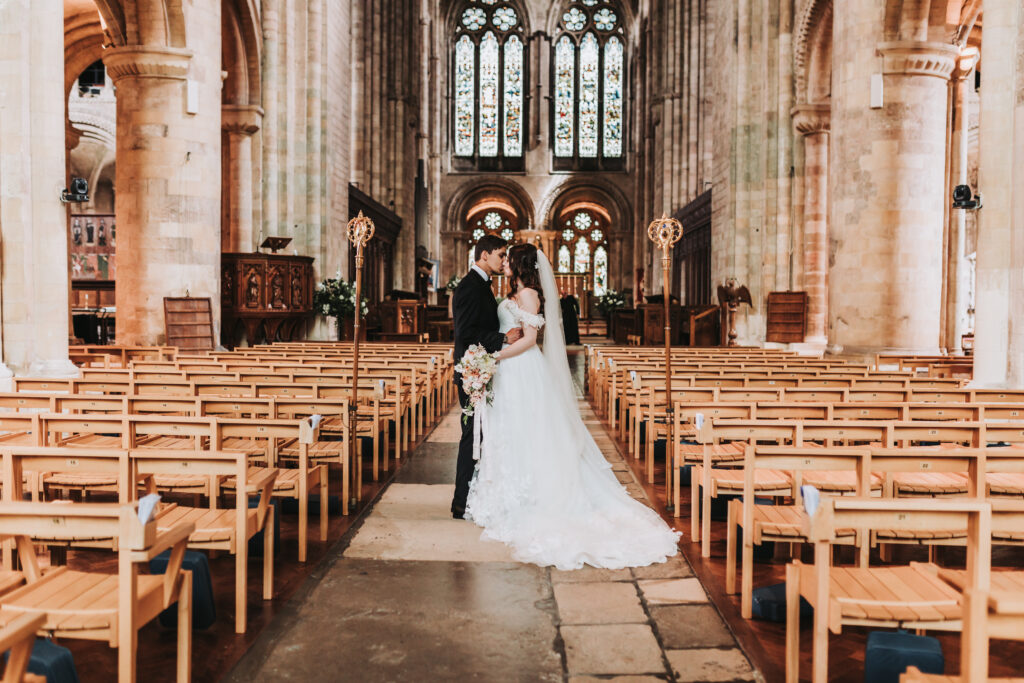 hampshire wedding photographer in romsey abbey