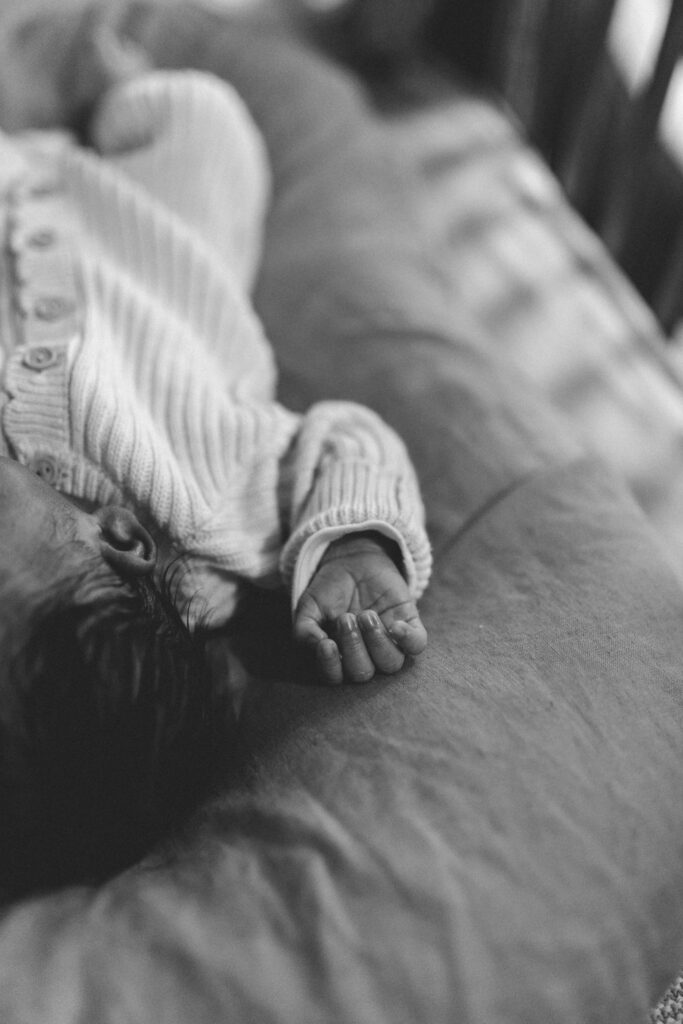 newborn babys hand scrunched during maternity & newborn photoshoot